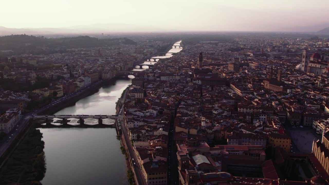 drone empujando hacia adelante filmado alrededor de florencia, italia