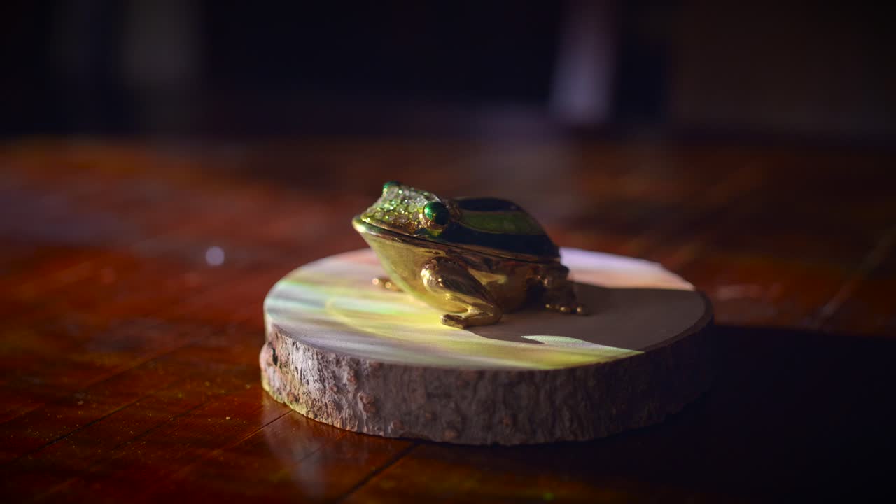 Material : silver and gold-plated. Beautiful and luxurious shiny model frog on a wooden presentation base. A unique expensive decorative collection