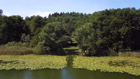 Blick-Auf-Die-Seen-Von-Monticchio-Von-Einer-Drohne-Aus