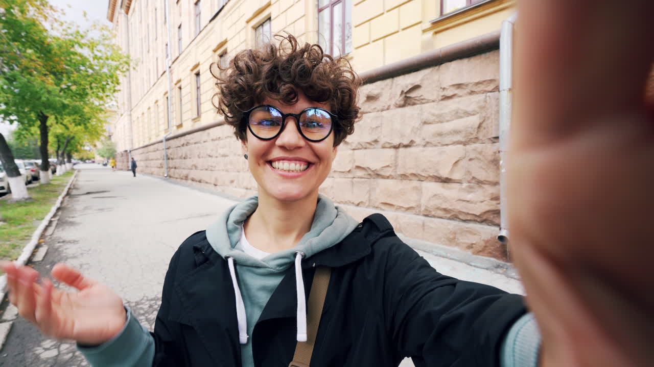 Donna che si fa un selfie in una strada cittadina
