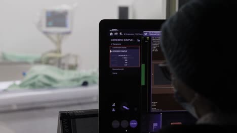 médico realizando una resonancia magnética en un paciente