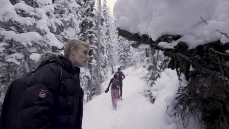 excursionistas en el parque nacional de banff, tormenta de invierno, 4k