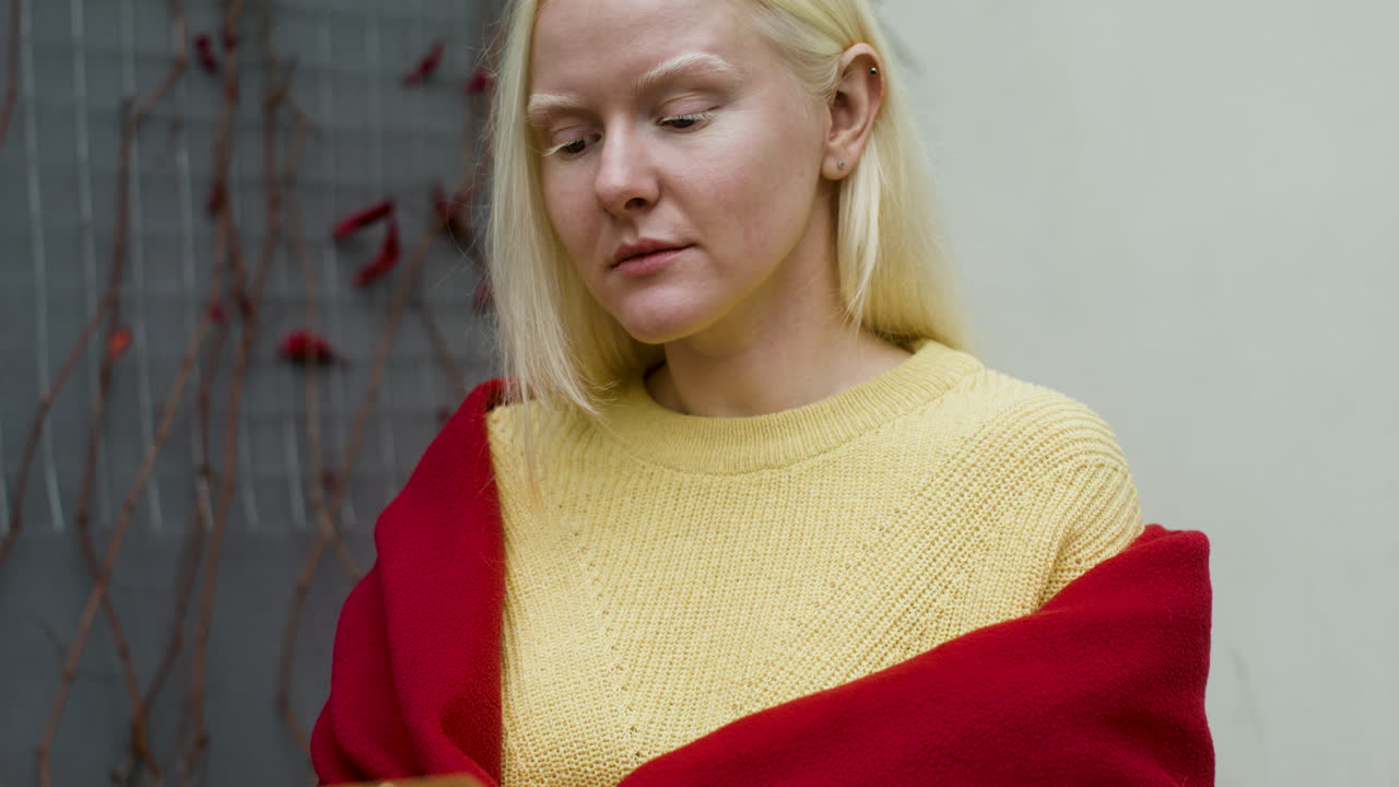 женщина, читающая книгу