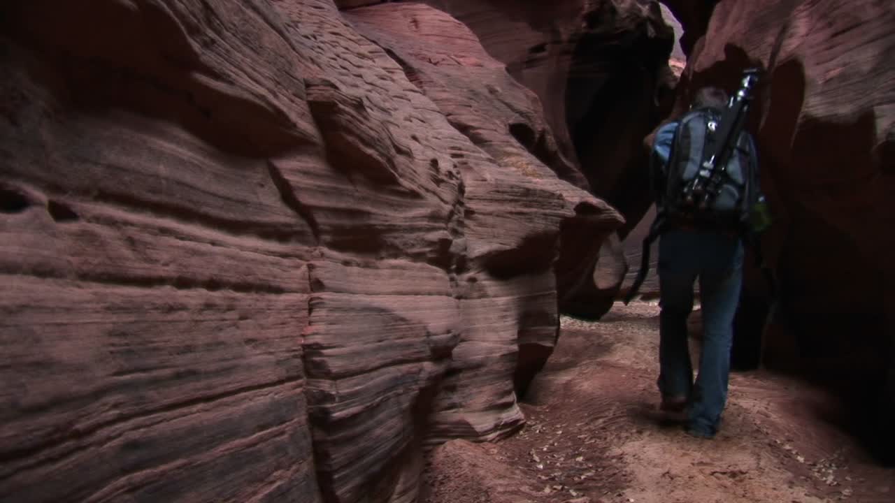 panup de un escalador que sube por un acantilado de granito