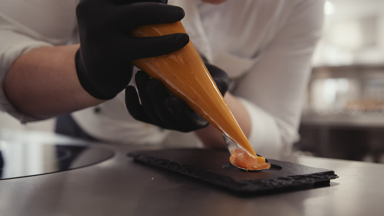 Chef che prepara il cibo in un ristorante