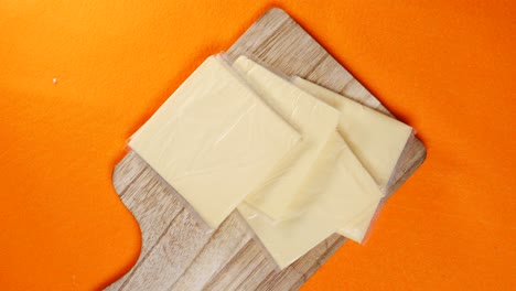paquete transparente con rebanadas de queso en amarillo
