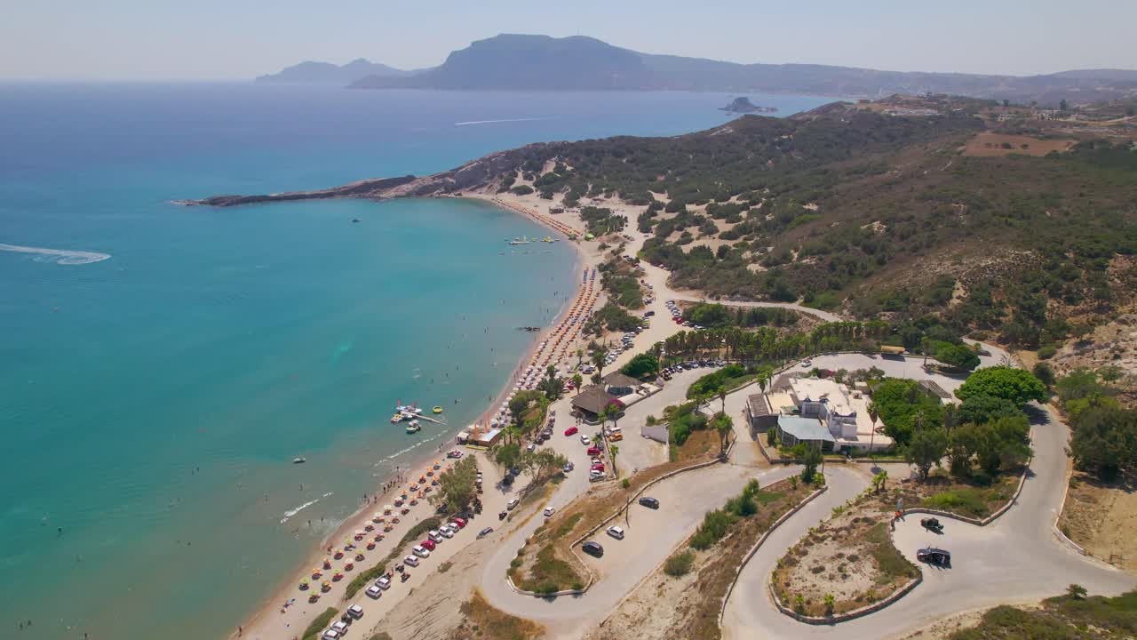 vista aérea acercándose a la playa paraíso desde las colinas, kos, grecia