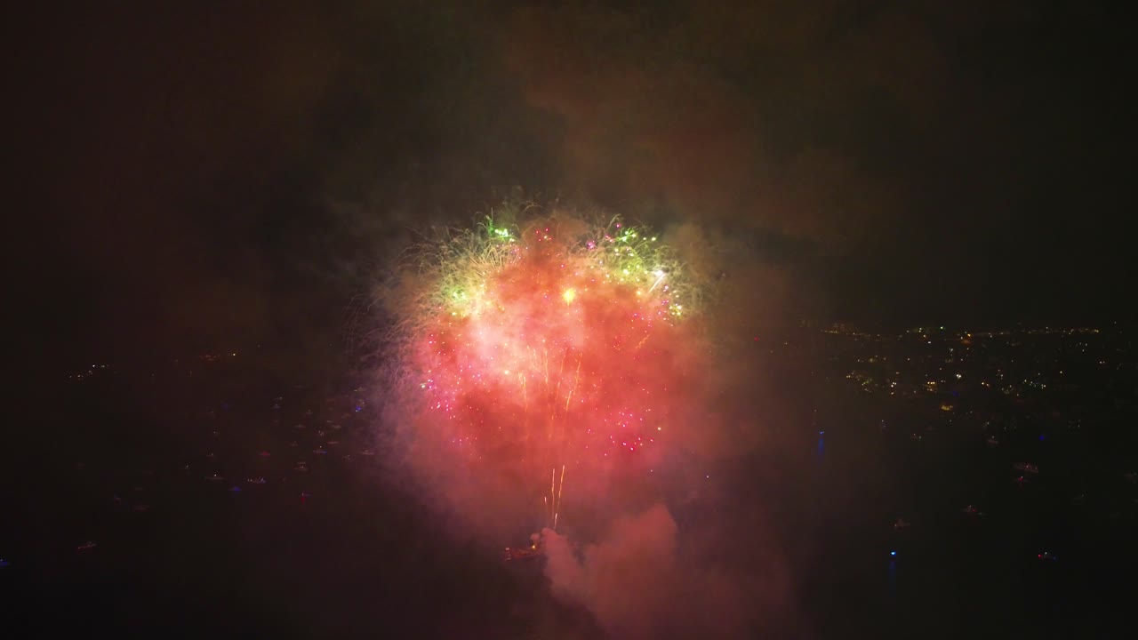 un increíble video de drones de un final de fuegos artificiales el 4 de julio en boynton beach, florida.