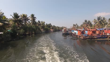 Barcos-Pesqueros-Amarrados-A-Orillas-Del-Canal-Navegable-En-Alappuzha-O-Alleppey,-India