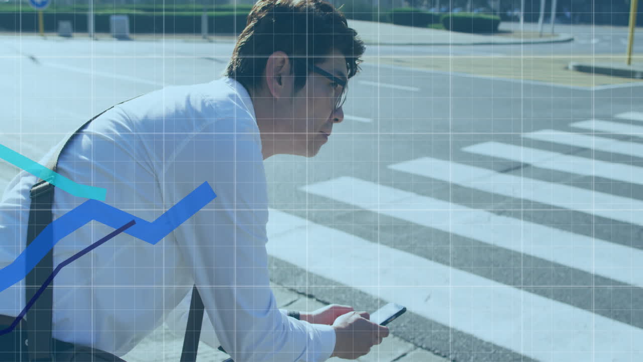스마트폰을 사용하는 아시아 사업가에 대한 금융 데이터 처리 애니메이션