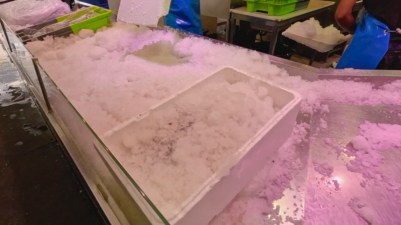 시장에서 얼음 위에 전시된 물고기와 해산물