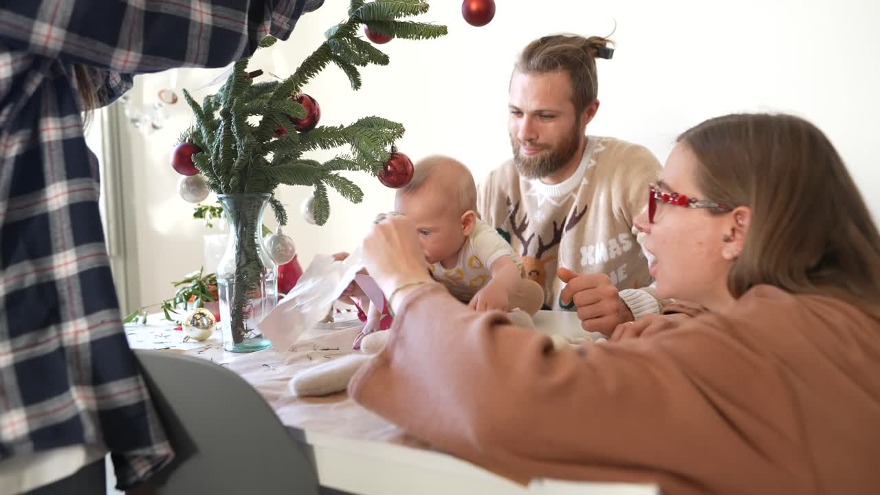 아기 와 함께 크리스마스 트리 를 장식 하는 가족