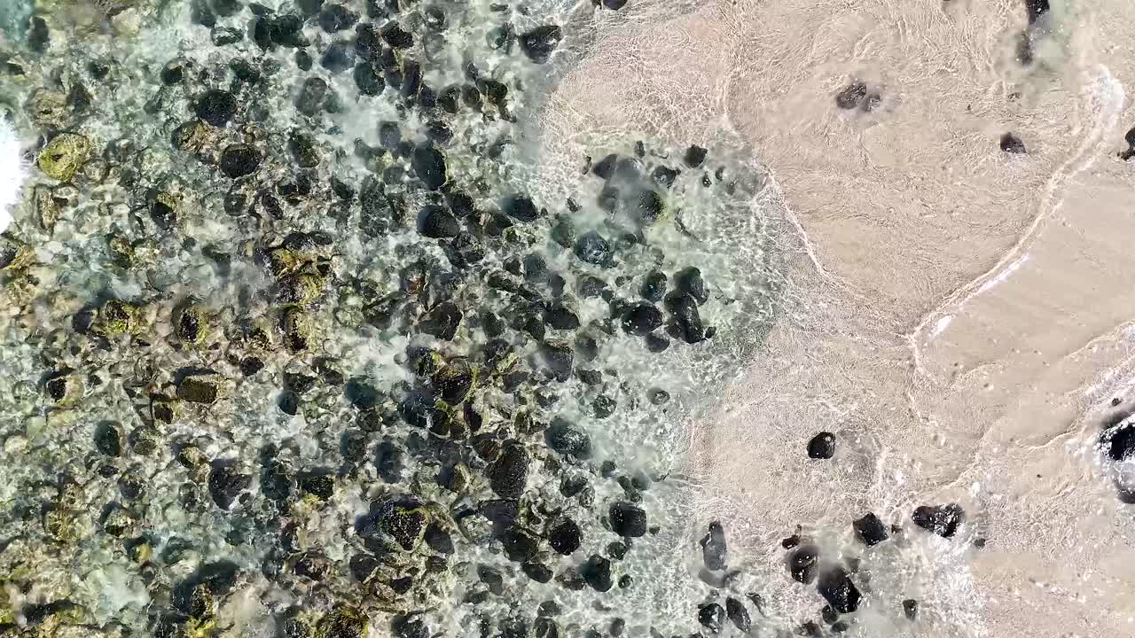 vista aérea de las olas y la costa rocosa