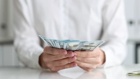 mujer contando billetes de dólar en la mesa primer plano película 4k