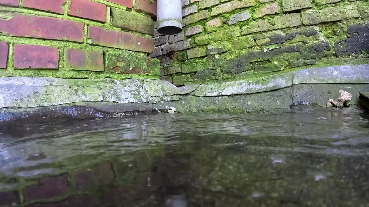 Video, jossa vettä työnnetään viemäriin.
