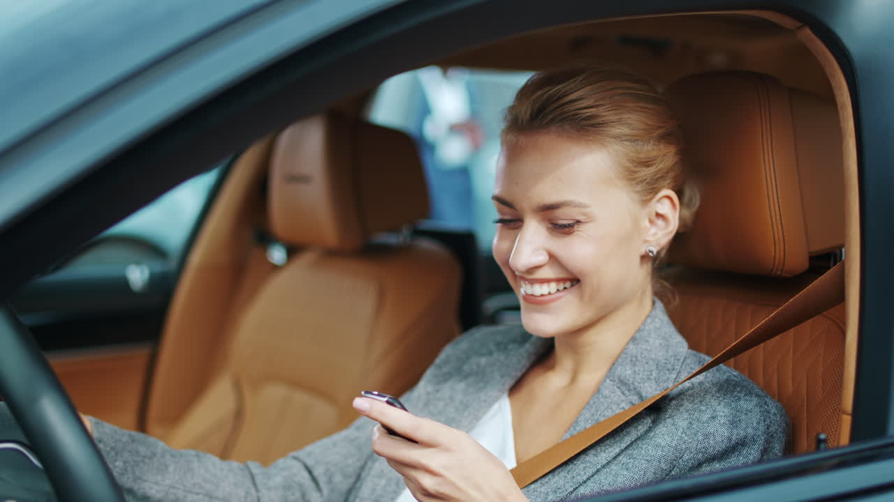 mujer sonriente de cerca sentada en un coche nuevo. mujer feliz recibiendo las llaves de un coche nuevo