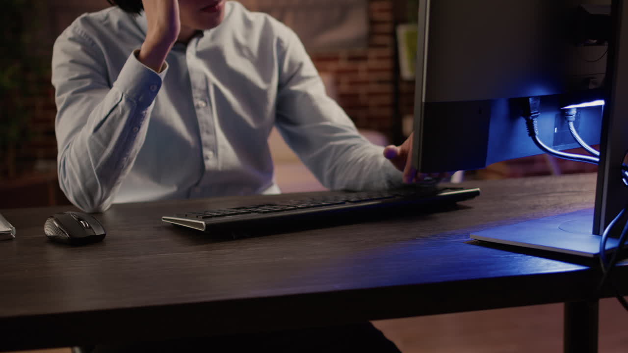 컴퓨터에서 작업하는 남자