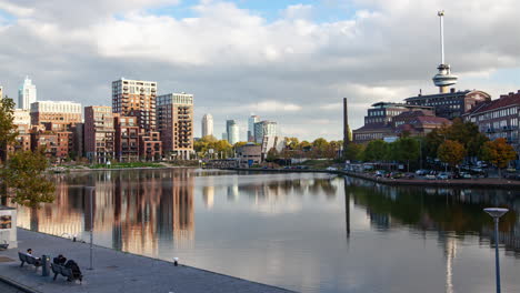 Herbstliches-Stadtbild-Am-Wasser-Von-Rotterdam