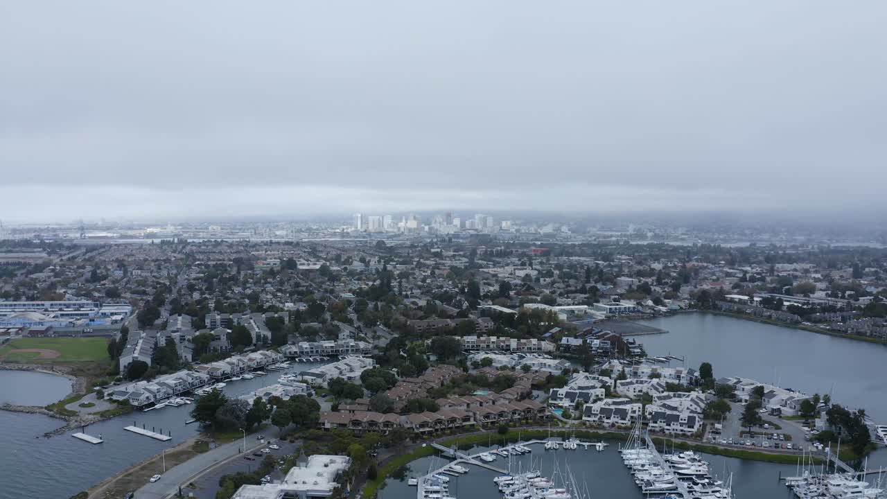 선착장과 범선을 배경으로 한 대도시