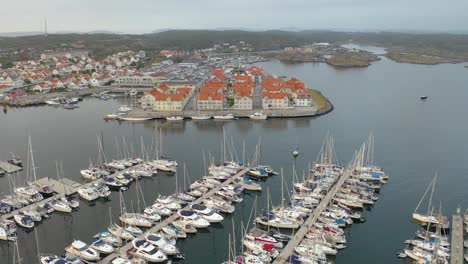 vuelo de drones sobre un puerto de yates