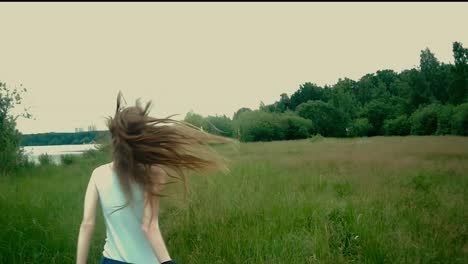una chica corriendo por un campo.