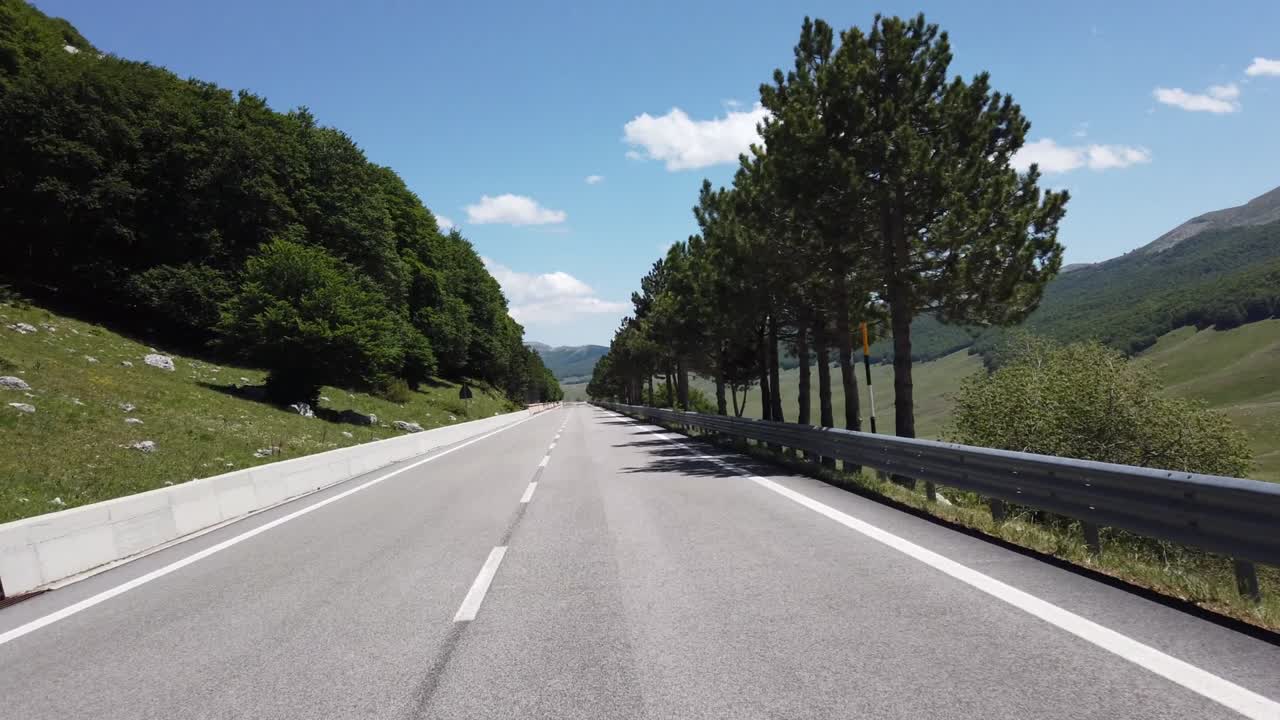 산악 풍경의 움직이는 시각 (자동차, 오토바이 또는 자전거)