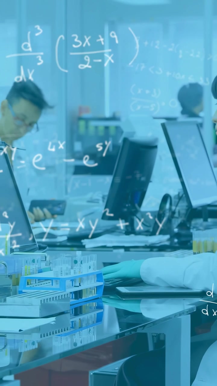 Equipe de laboratório com jalecos na bancada verificando telas e manuseando estantes, enquanto a câmera faz um movimento panorâmico com equações.