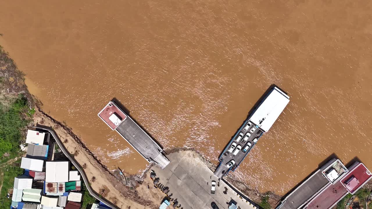 Hyperlapse aereo sopra i traghetti sul fiume Mekong, Phnom Penh, Cambogia. Filmato in aumento