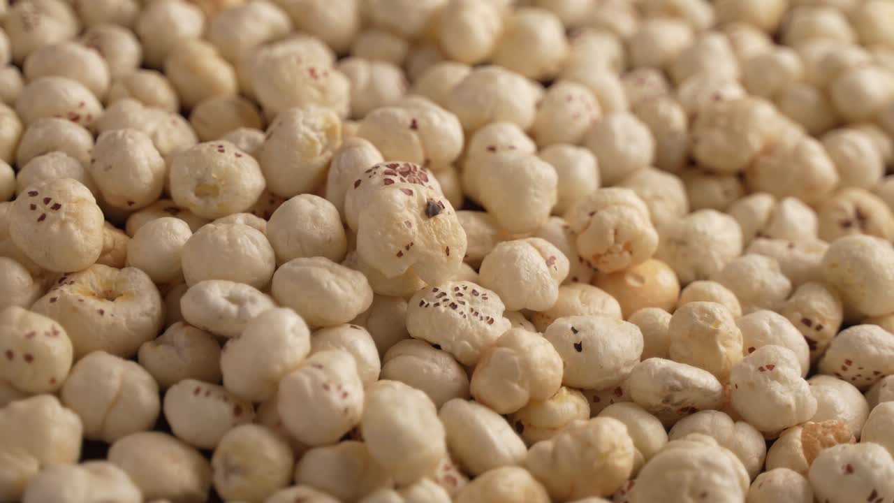 Primo piano di makhana che cade su un vassoio
