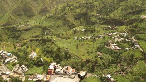 Cova-De-Paul,-Kap-Verde,-Afrika-–-Ein-Anblick-Von-Bergen,-Die-Mit-Reichlich-Grünem-Laub-Bedeckt-Sind-–-Drohnenaufnahme-Aus-Der-Luft