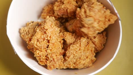pollo frito en un cubo