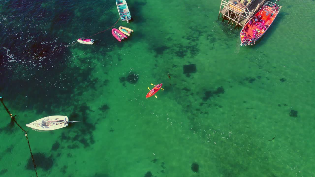 알가로보의 페제리 해변에서 카약을 타는 커플의 슬로모션 회전 샷