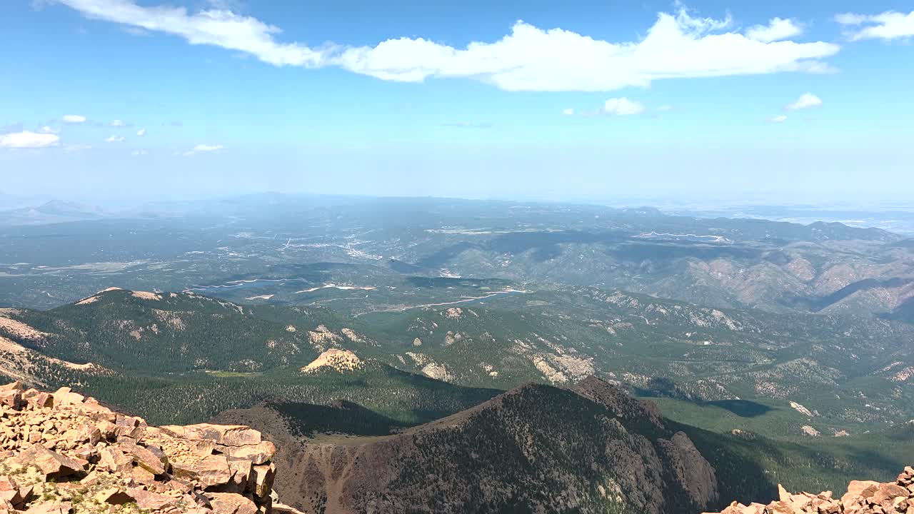 Vista panoramica di Pikes Peak che mostra montagne, valli e il paesaggio distante dalla cima, offrendo una vista stimolante della natura selvaggia e dell'avventura in Colorado, USA
