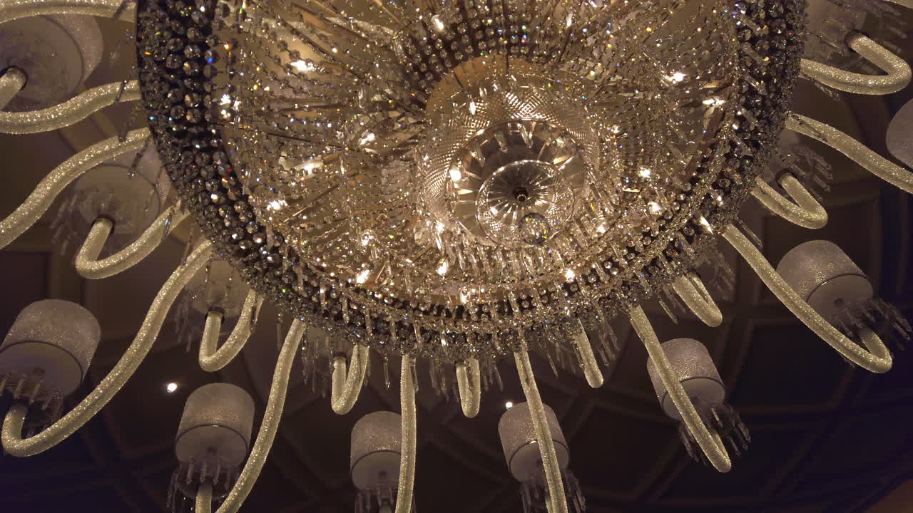 Splendido lampadario vintage con luci lussuose in un teatro dell'opera