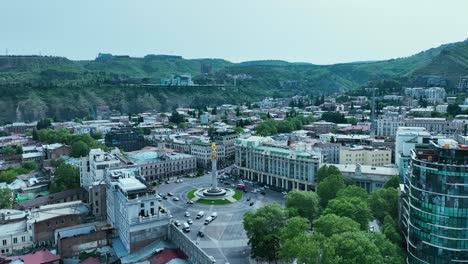 drone girato per la vecchia tbilisi con vecchie case e natura al pomeriggio all'inizio dell'estate