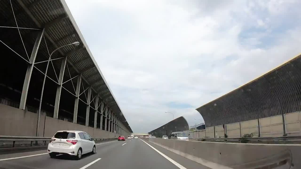 lapso de tiempo del coche en movimiento entrando en la autopista en japón