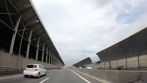 Lapso-De-Tiempo-Del-Coche-En-Movimiento-Entrando-En-La-Autopista-En-Japón