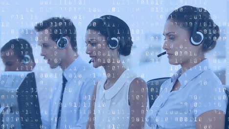 agenti di call center che lavorano e codici binari