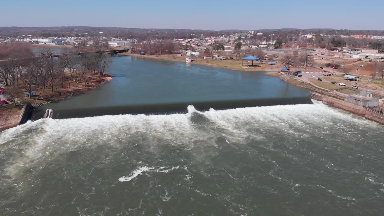 미국 아칸소주 화창한 아칸소에 있는 화이트 리버 록과 댐 1에서 멀리 떨어진 공중 전망 - 상승, 후퇴, 드론 샷