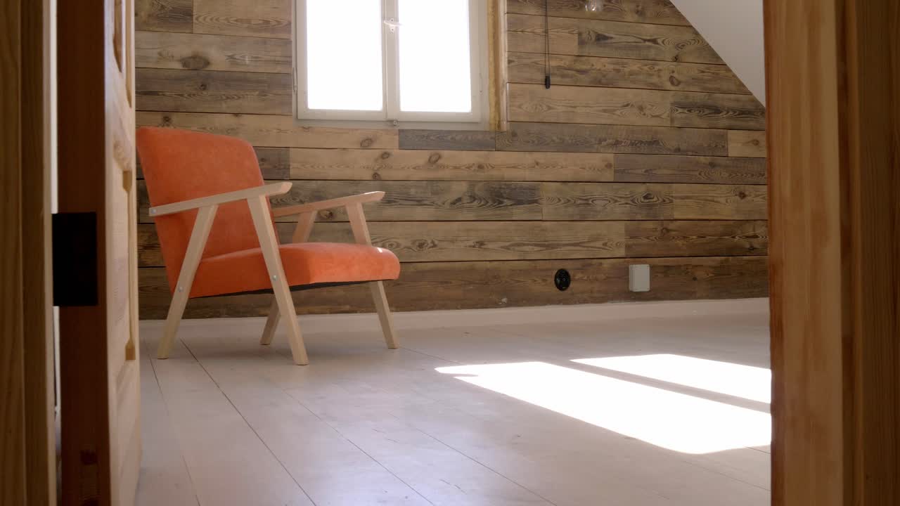cámara diapositiva en acogedor sillón naranja habitación ventana luz y sombra