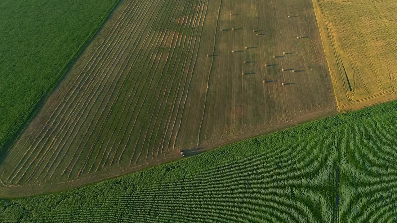 vista aérea balas de heno en el campo agrícola en verano al atardecer, pajar