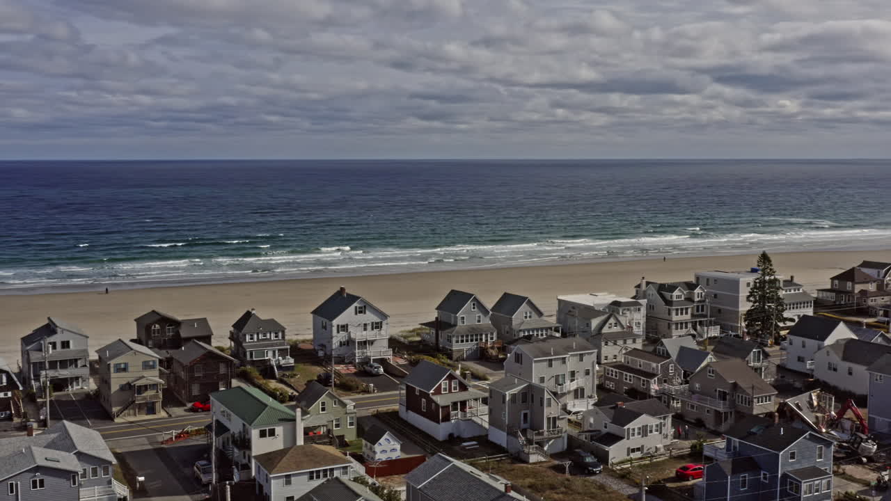 wells maine aerial v4 vista panorámica que captura el hermoso paisaje marino y el paisaje del estuario del río salt marsh con hileras de casas residenciales frente al mar y cabañas durante la temporada de otoño - octubre de 2020
