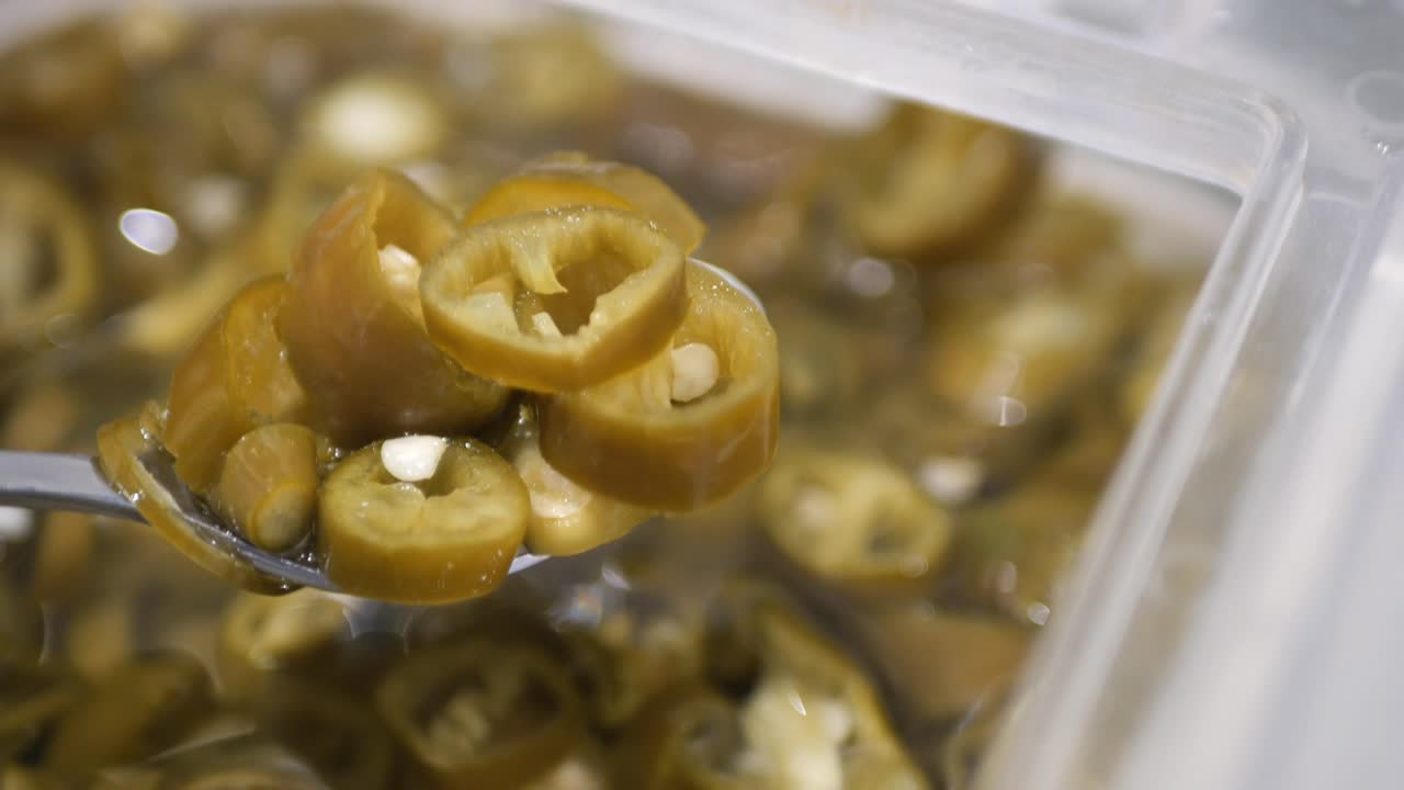 primer plano de jalapeños en vinagre