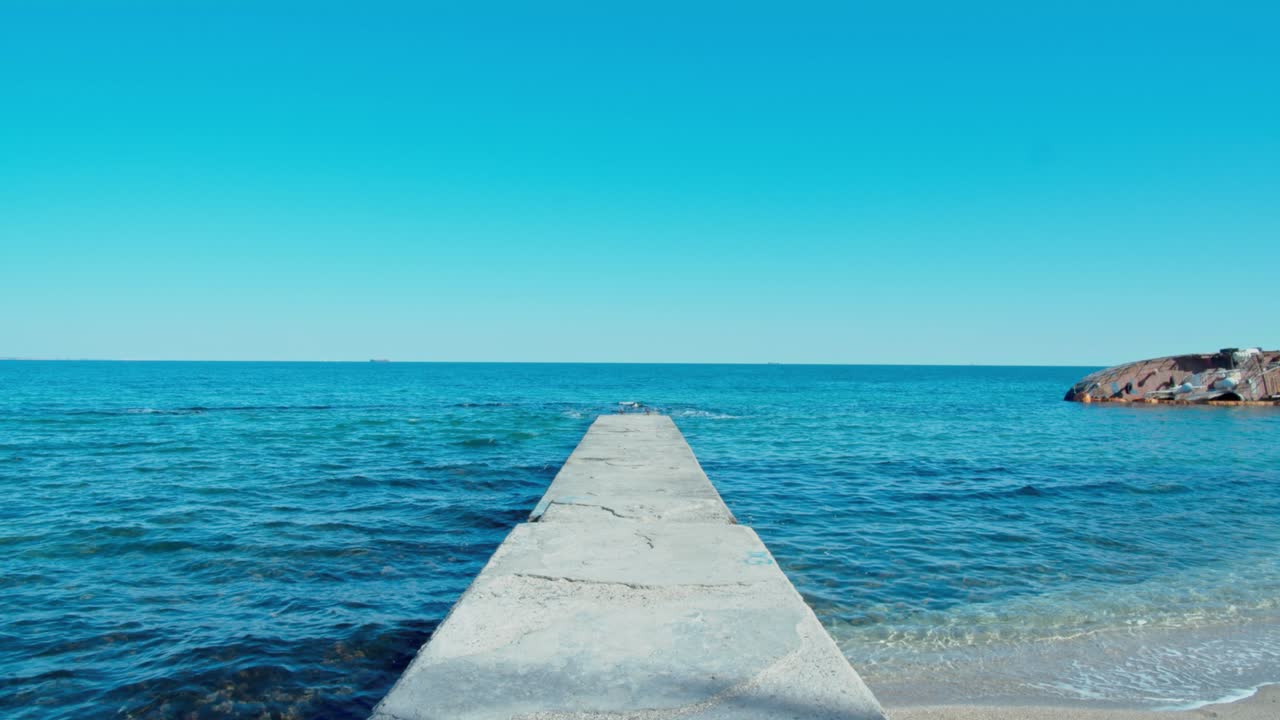 부두의 시작 부분에 서서 더 이상 보트에 사용되지 않습니다.