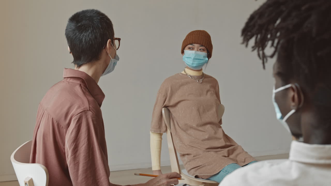 Orang-orang yang mengenakan masker wajah selama percakapan