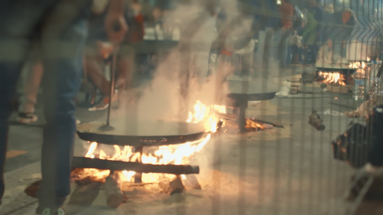 야외에서 불 위에서 파엘라를 요리하는 것