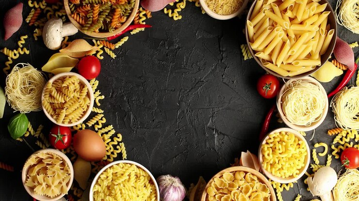 Ciotole disposte con assortimento di pasta