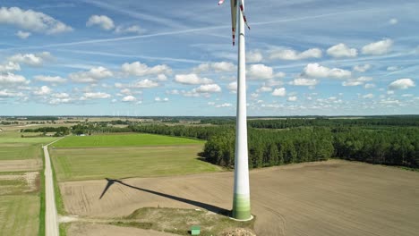 風力發電廠,風力輪在鄉村地區白天有破裂的刀片