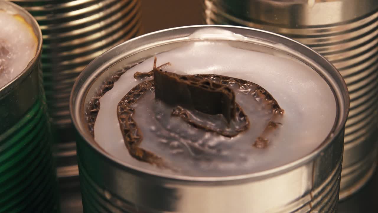 참호 양초는 자원 봉사 도우미가 만듭니다.