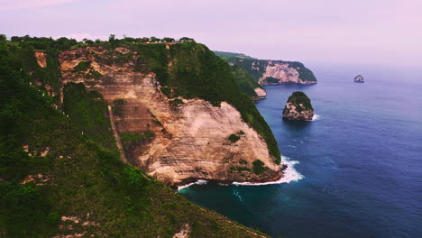 Acantilados-De-La-Costa-Rocosa-Empinada-Sobre-El-Océano-De-La-Isla-De-Nusa-Penida